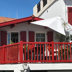 En Plein Coeur Du Village De Et De Ses Commerces Et à 200 Mètres De La Mer, Un T2 Sympa Bidart